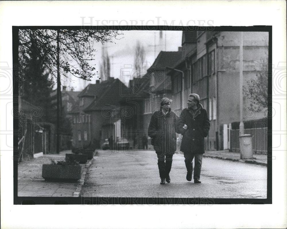 1989 Press Photo Ralph Zilger Walk East Germany - Historic Images