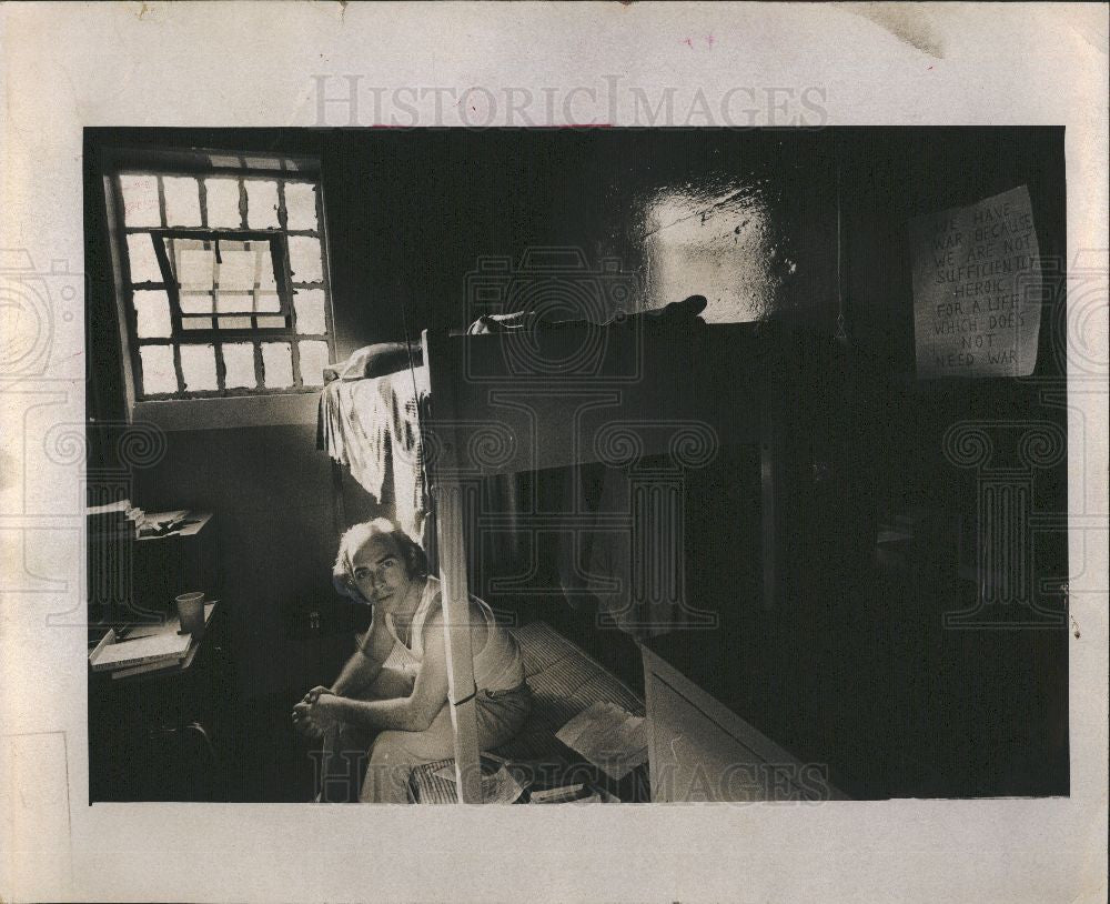 1974 Press Photo Draft Evader Ronald Brown Milan cell - Historic Images