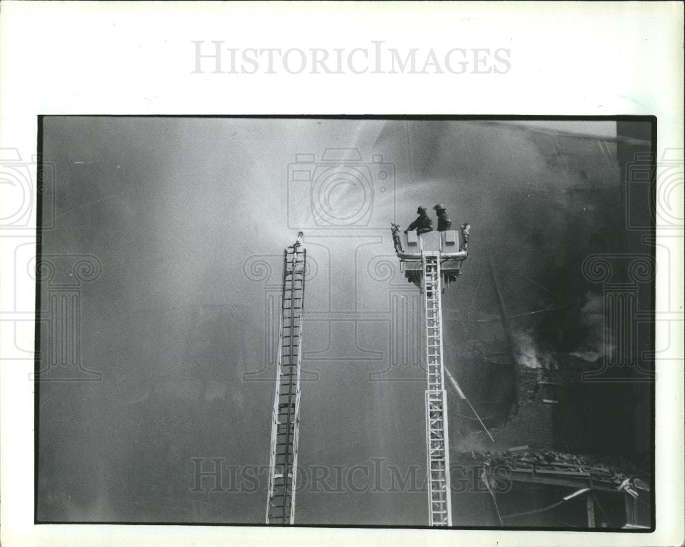 1986 Press Photo stock house fire fighters - Historic Images