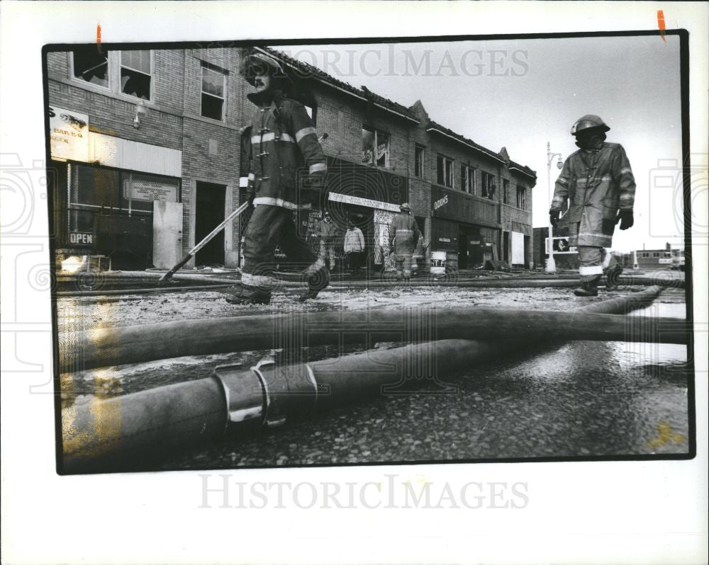 1989 Press Photo Fire Fighter - Historic Images