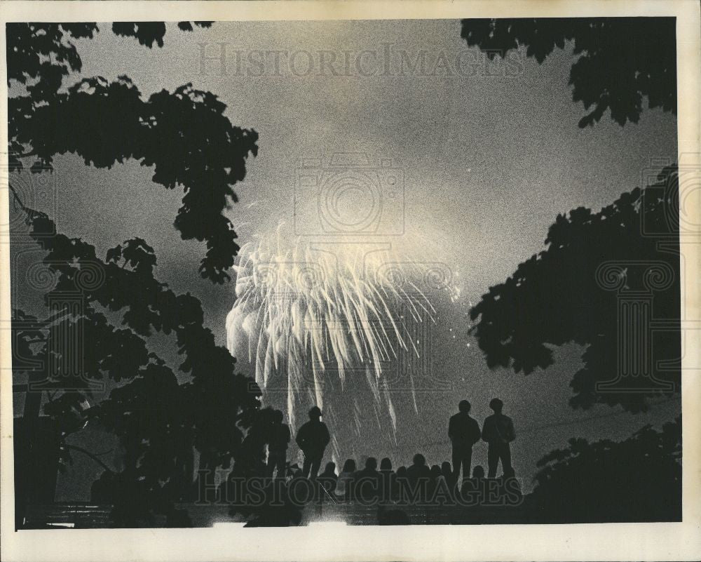 1976 Press Photo fireworks , river - Historic Images
