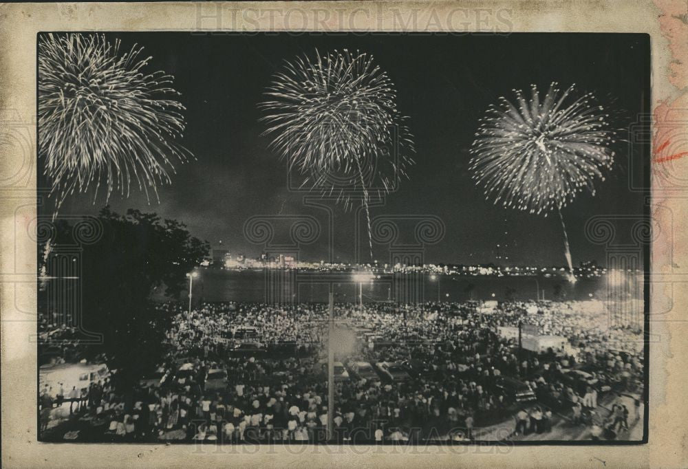 1977 Press Photo Fireworks - Historic Images