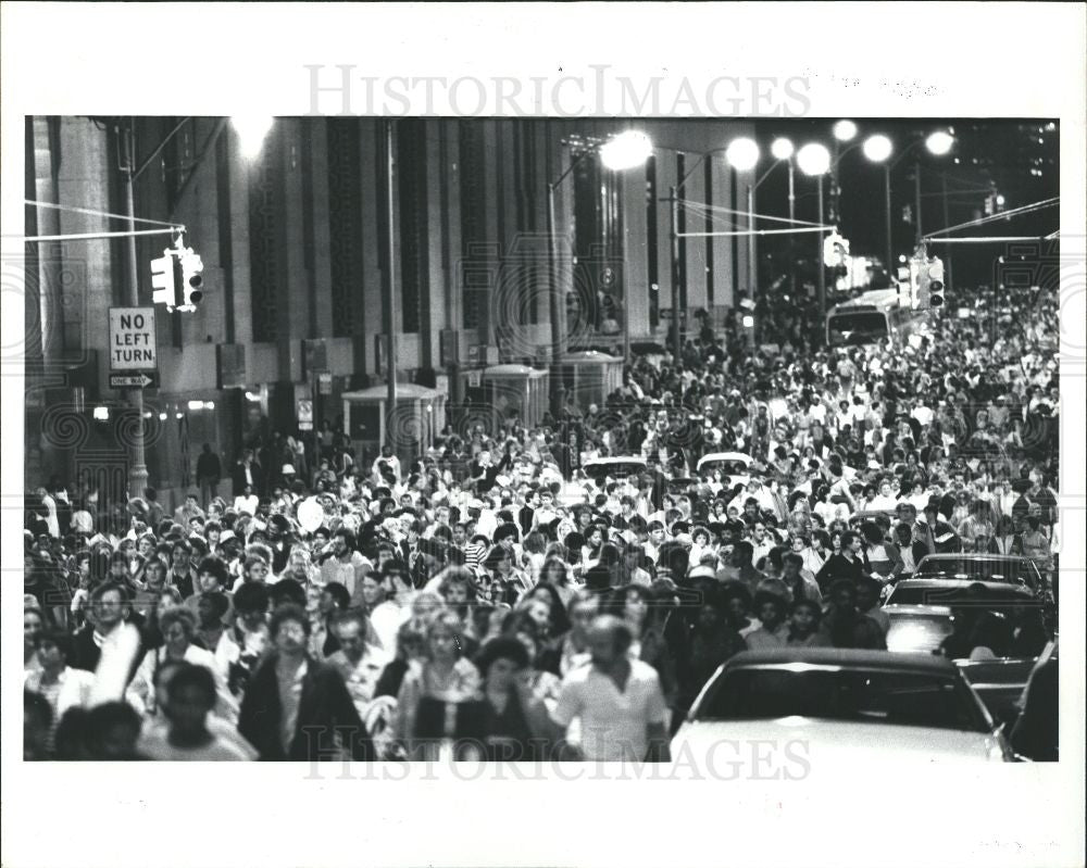 1982 Press Photo Detroit Fireworks Griswold Crowd Fort - Historic Images