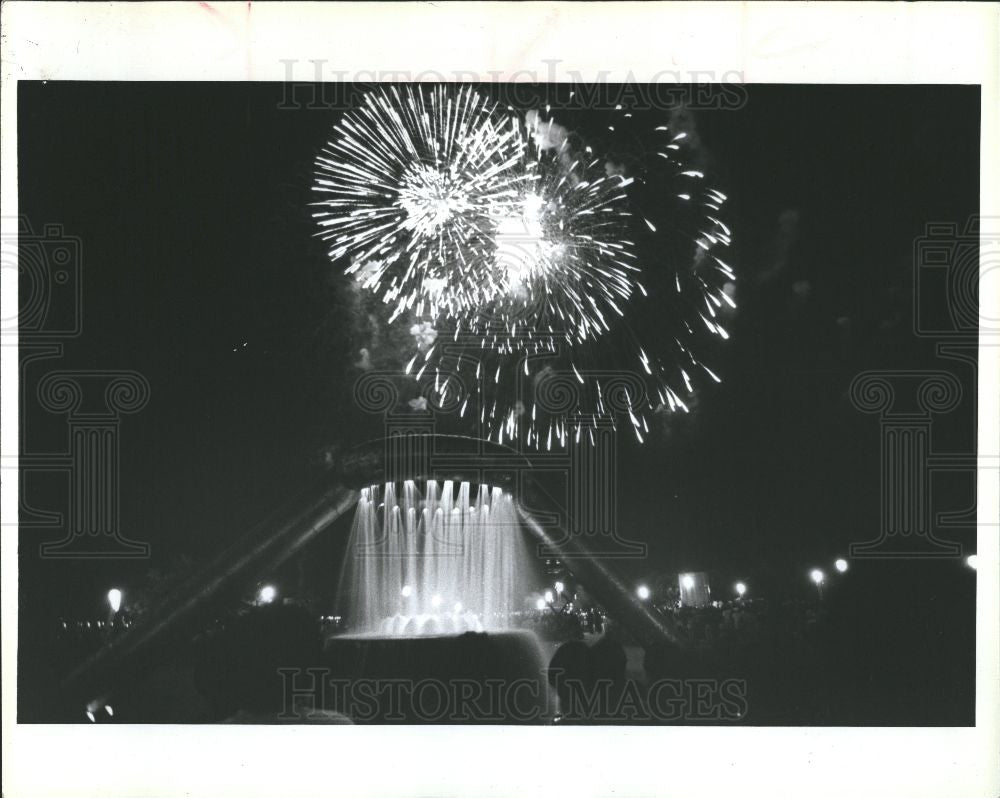 1992 Press Photo Fireworks at the Hart Plaza - Historic Images