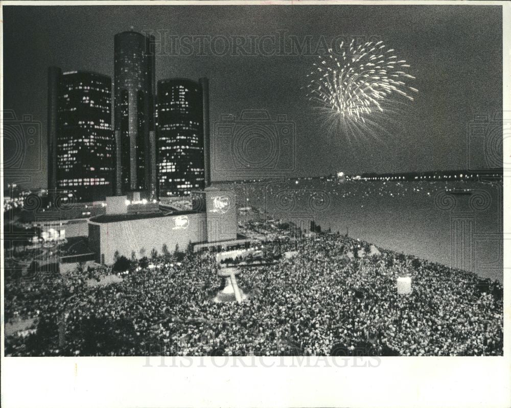 1982 Press Photo Fireworks - Historic Images