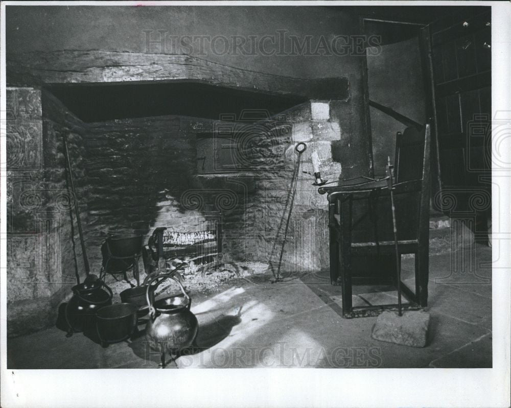 1977 Press Photo Fireplace, 17th century home - Historic Images