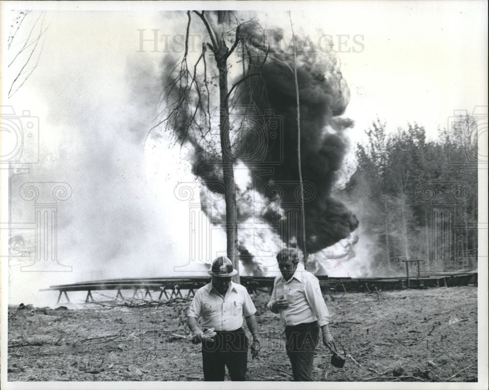 1976 Press Photo Fire Oil Well - Historic Images