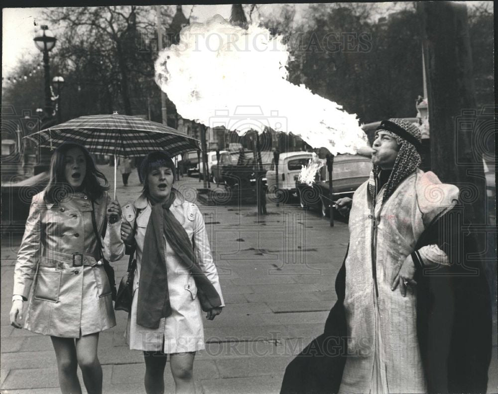 1970 Press Photo Fire-eating London - Historic Images