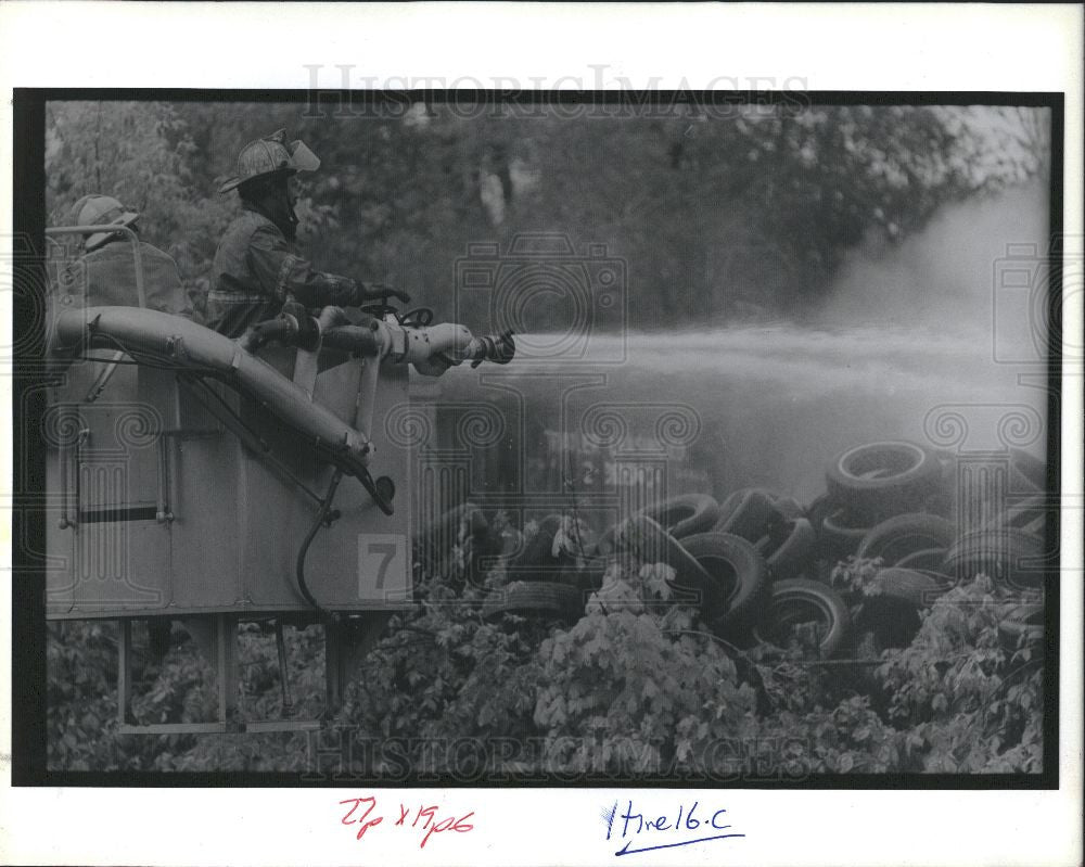 1990 Press Photo Fire fighters Mound and Eight mi rd. - Historic Images