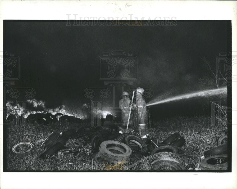 1990 Press Photo Detroit Tire Fire Grinnell Gene Falbo - Historic Images