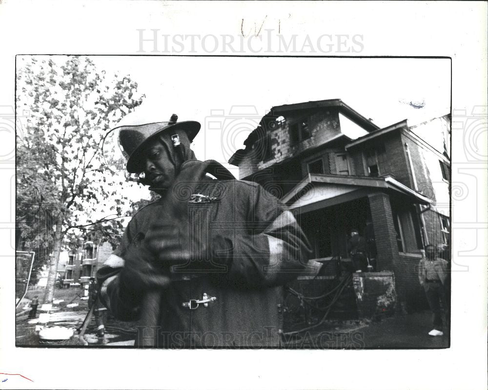 1992 Press Photo Firefighter Detroit Fire Boarding Home - Historic Images