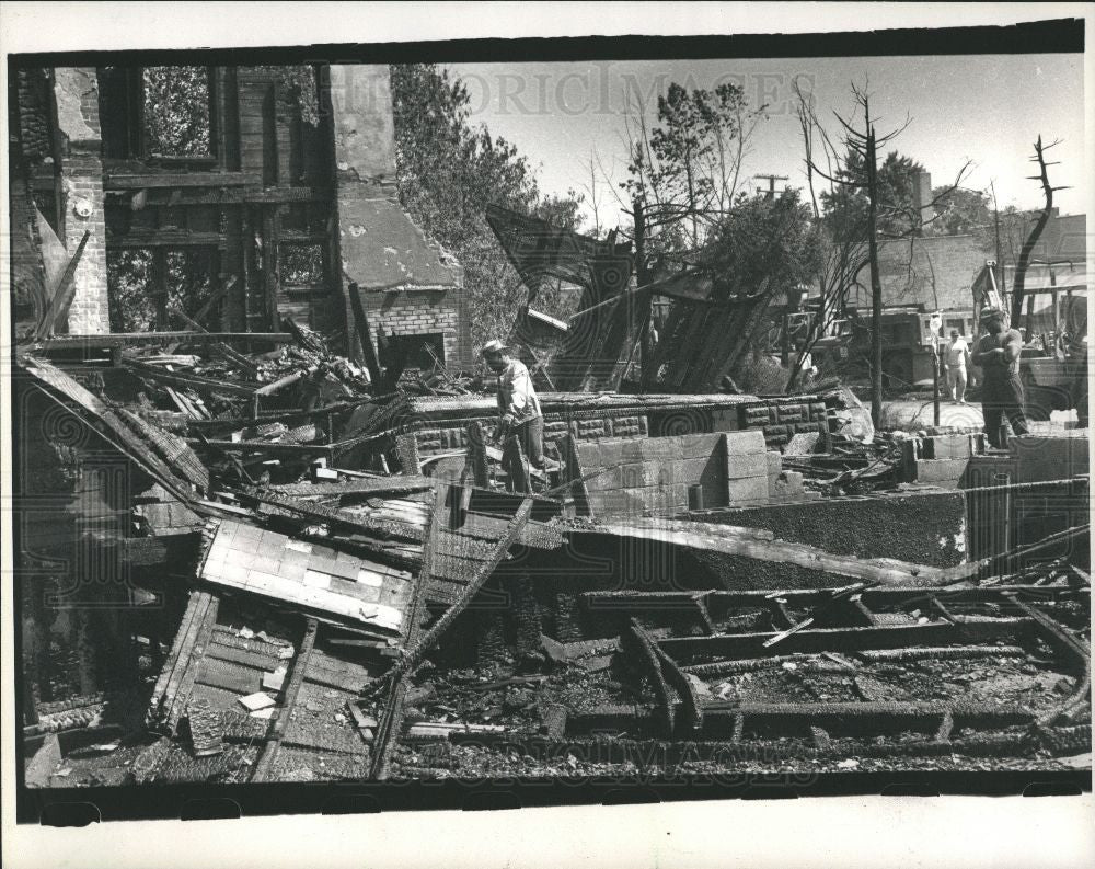 1988 Press Photo Fire Butternut street Detroit - Historic Images