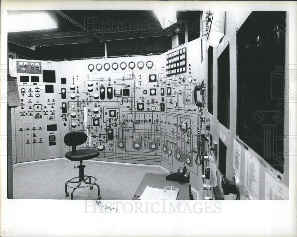 1975 Press Photo Enrico Fermi, sub-control room - Historic Images