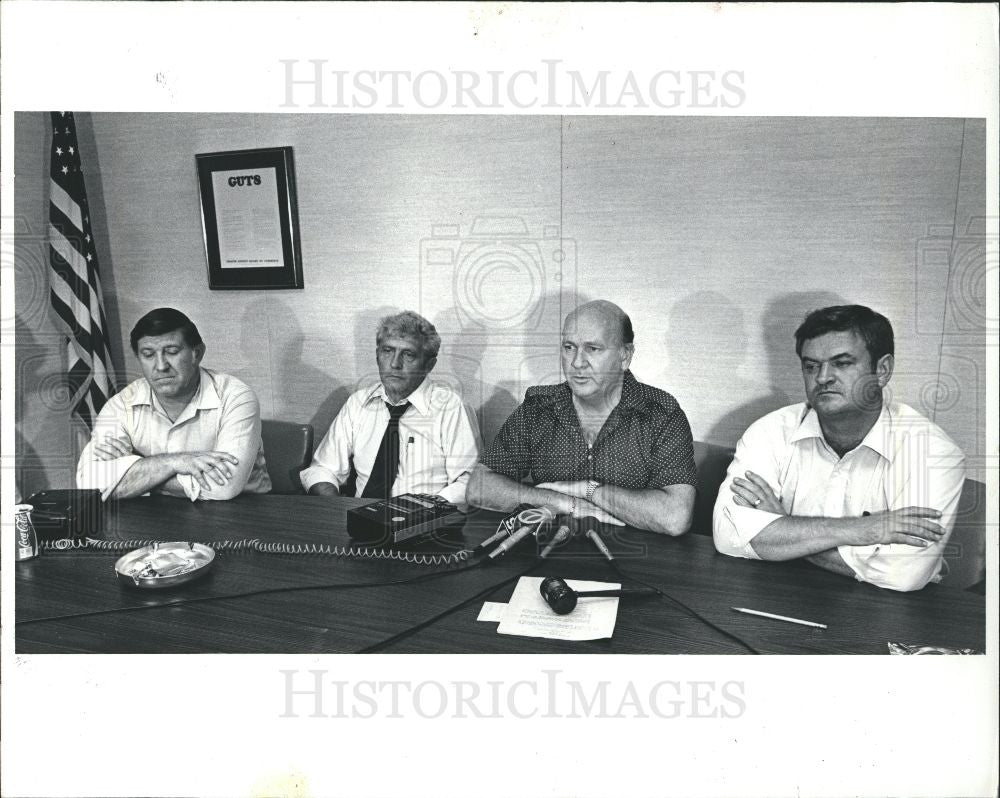 1981 Press Photo Fire Fighters Agreement Wage Freeze - Historic Images