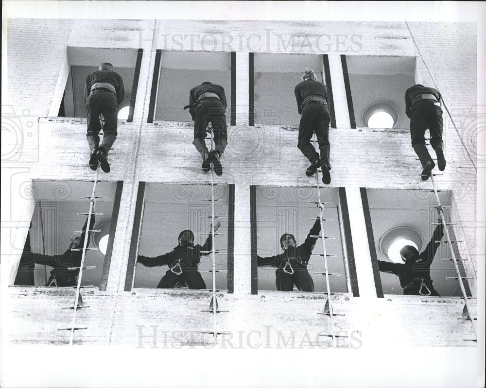 1977 Press Photo firefighter training building ladders - Historic Images