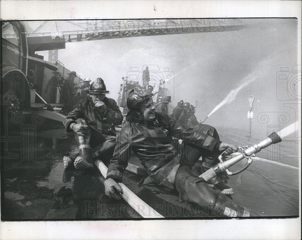 1977 Press Photo Fire Fighting - Historic Images