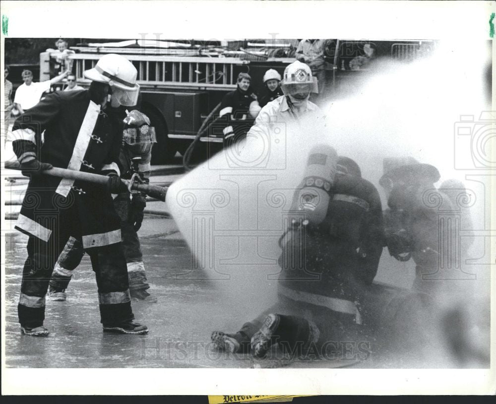 1986 Press Photo Firefighters practice drill Detroit - Historic Images