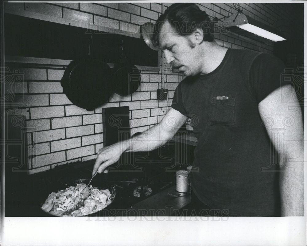1978 Press Photo John Bargowski, kitchen, cooking - Historic Images