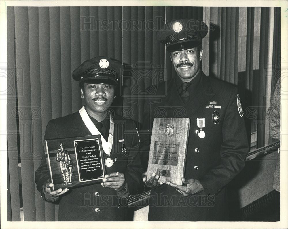 1987 Press Photo Firefighter Detroit Association medal - Historic Images