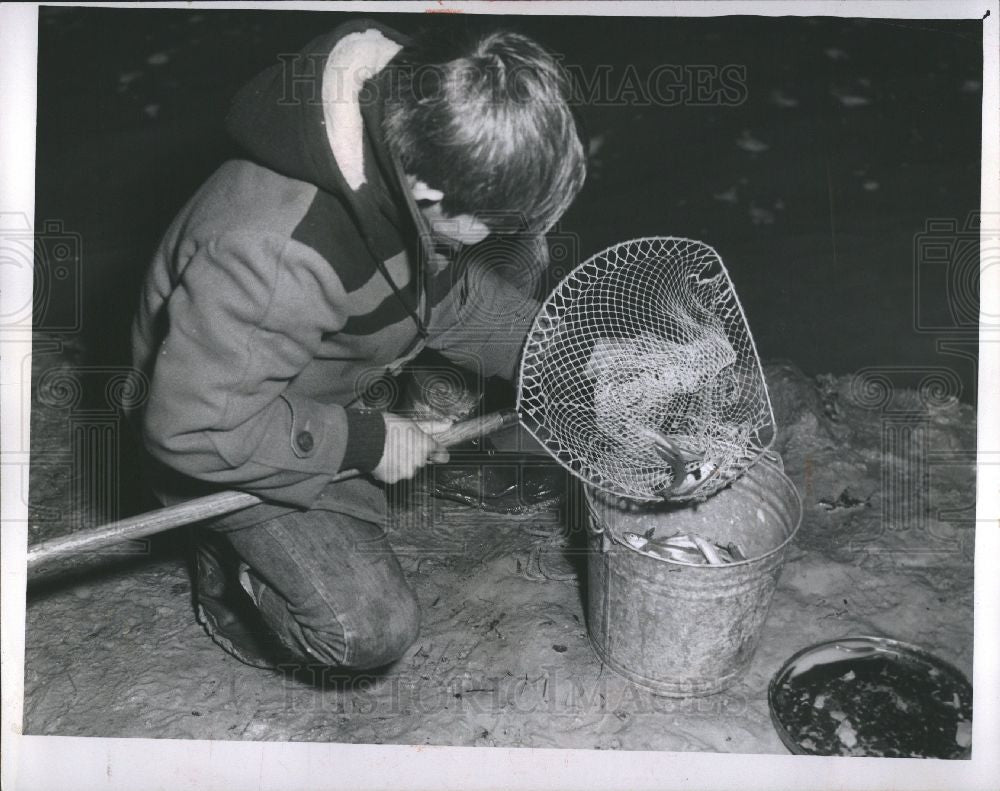 1959 Press Photo Lorenzo Valencia smelt fishing Whitney - Historic Images