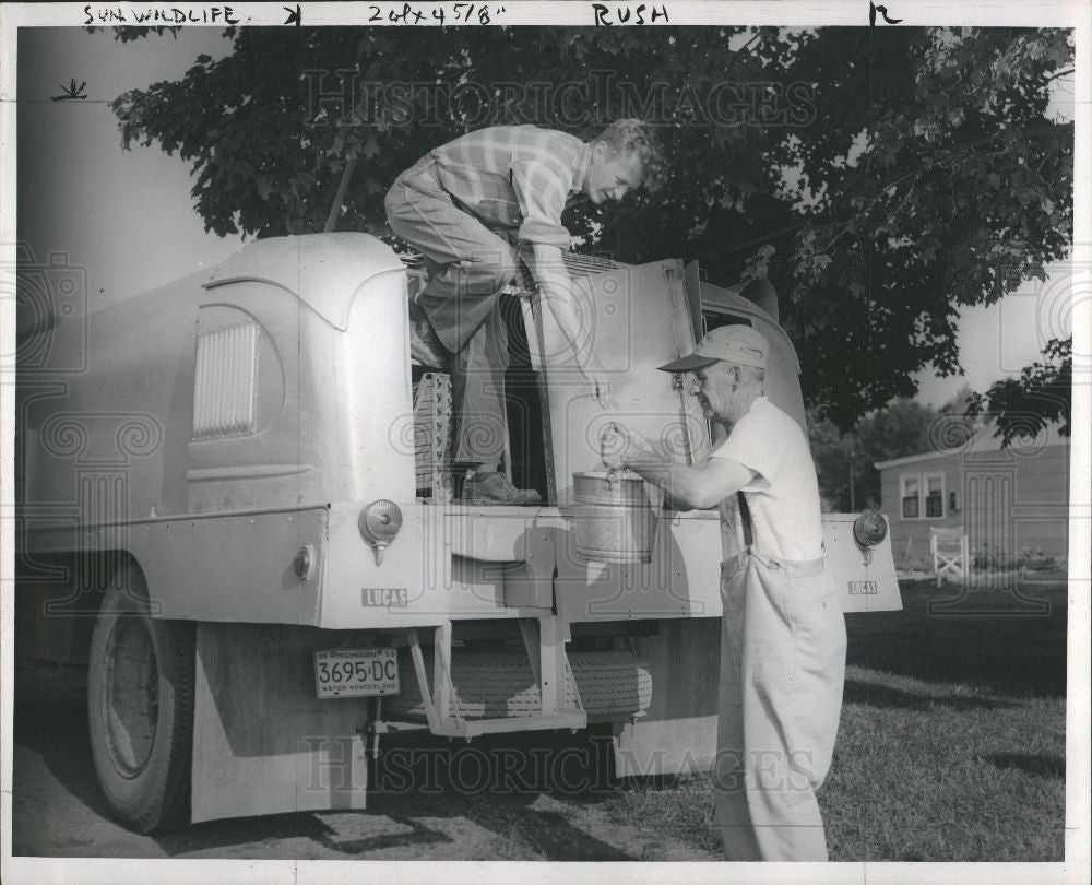 1956 Press Photo Sunday Wildlife Minnow Minnows Truck - Historic Images