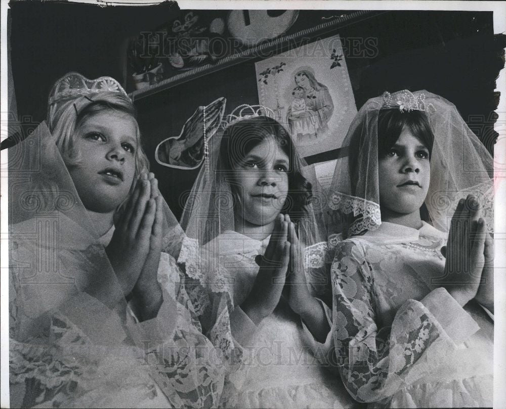 1974 Press Photo triplets communion Walczak - Historic Images