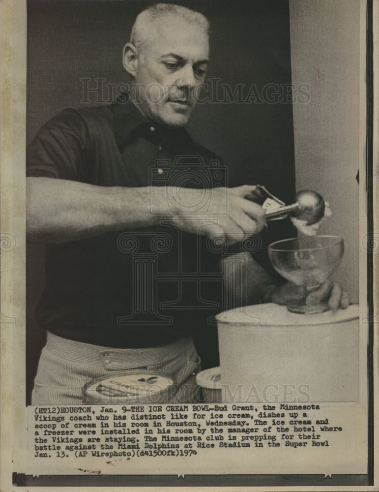 1976 Press Photo Bud Grant FootBall Coach - Historic Images