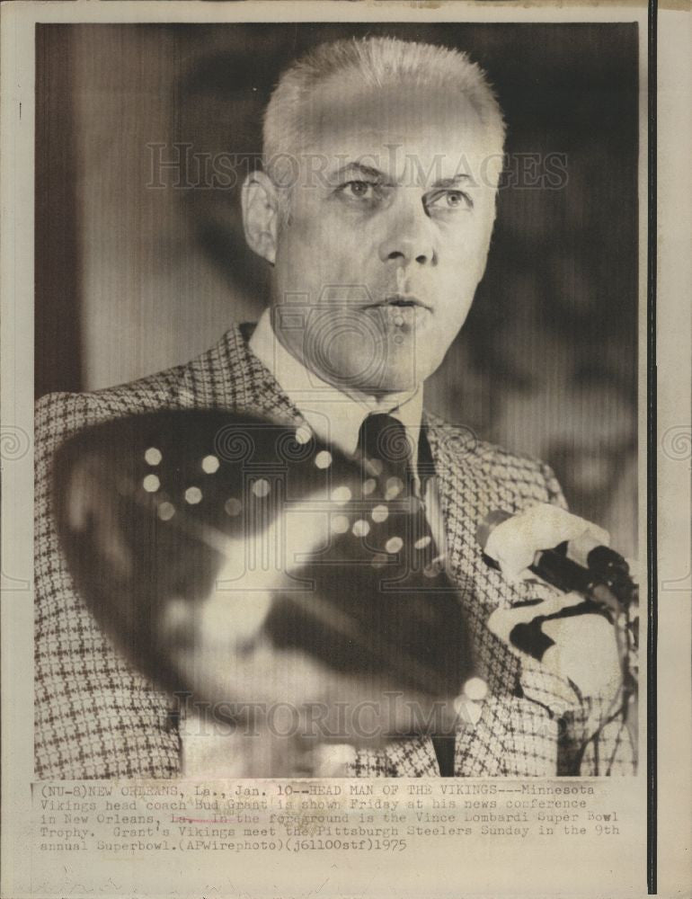1975 Press Photo Bud Grant coach Minnesota Vikings - Historic Images