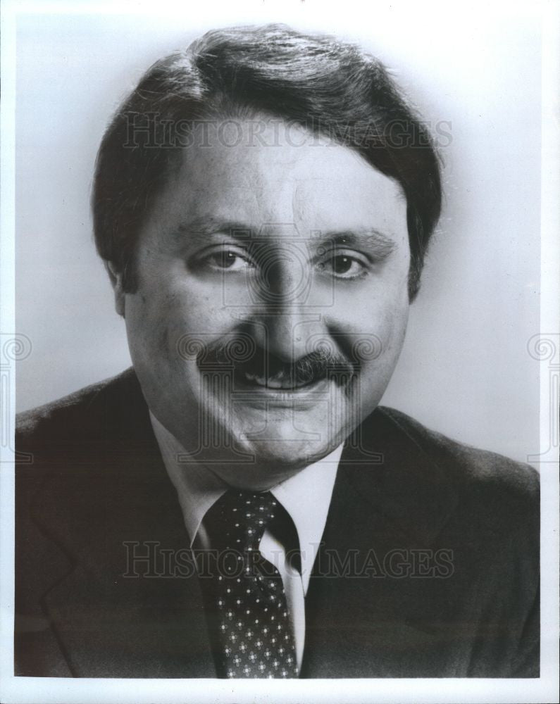 1982 Press Photo B. Donald ("Bud") Grant President CBS - Historic Images