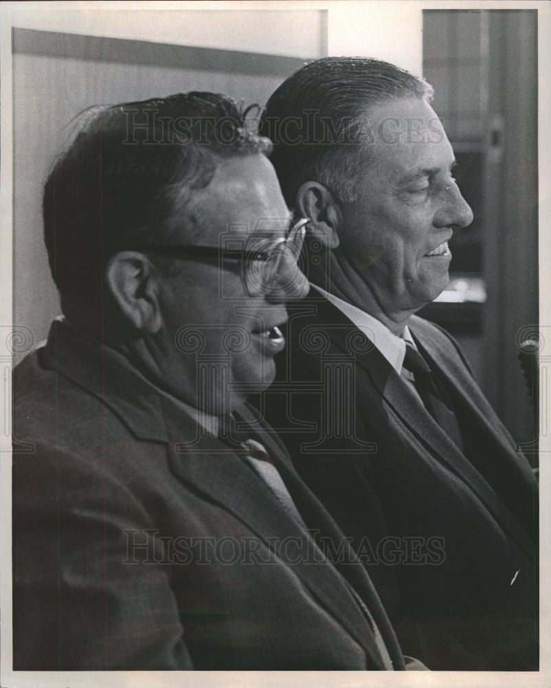 1970 Press Photo Pat Greathouse UAW Frank Armstrong AMC - Historic Images