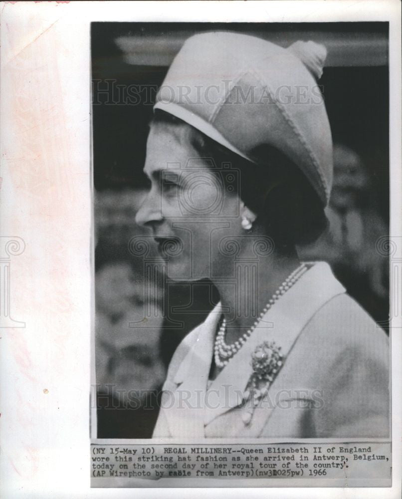 1966 Press Photo Queen Elizabeth II,striking hat - Historic Images
