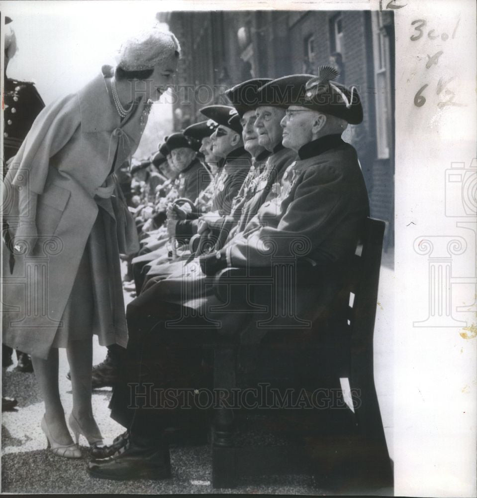 1962 Press Photo Sgt. Jones Queen Elizabeth Chelsea - Historic Images