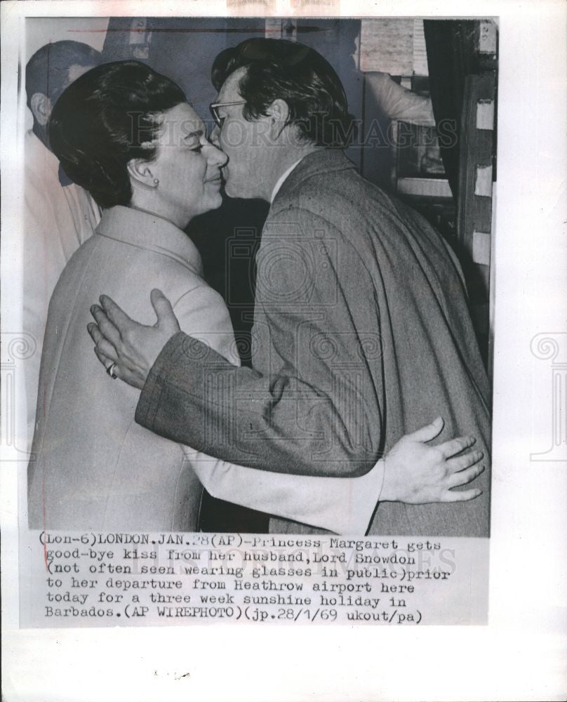 1969 Press Photo Princess Margaret Kiss Vacation - Historic Images