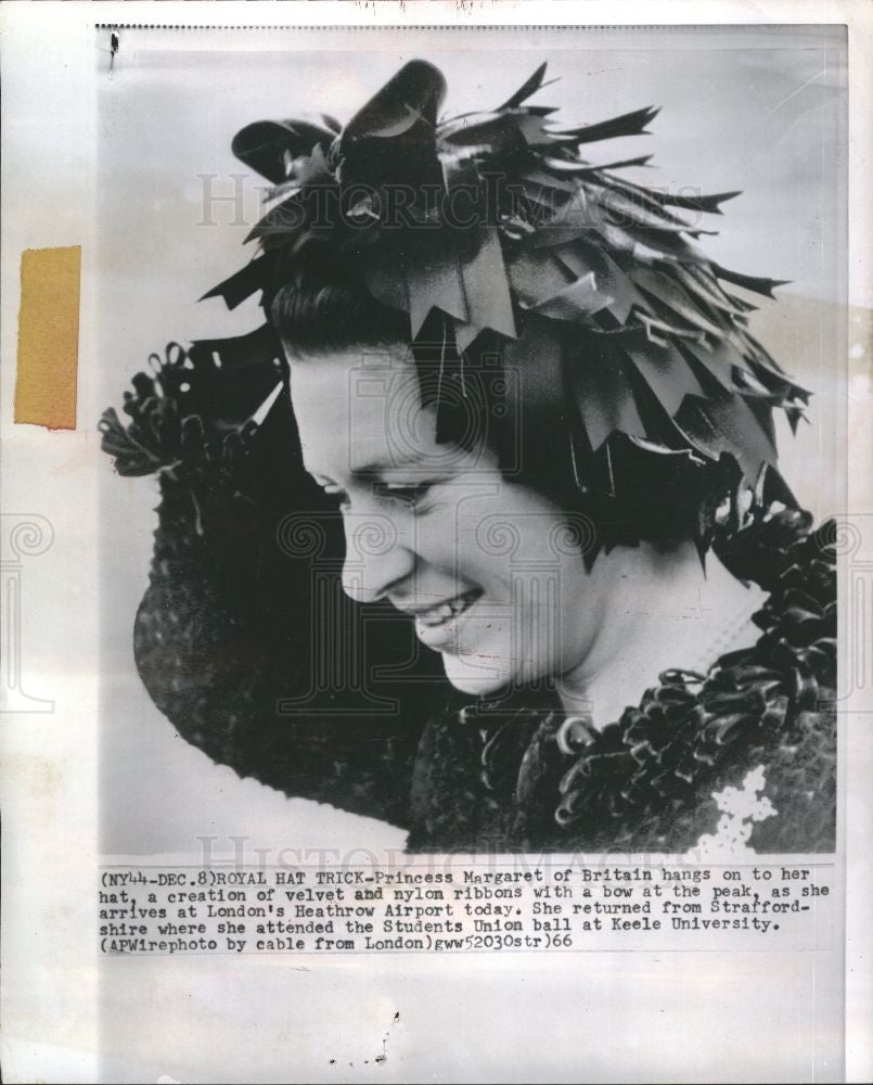 1966 Press Photo Princess Margaret holding her hat - Historic Images
