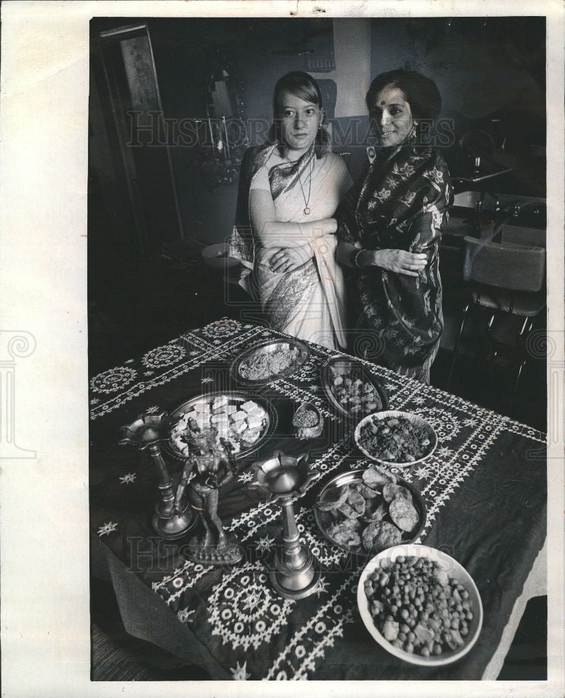 1973 Press Photo Reba Sheth Sanghir Indian dishes - Historic Images