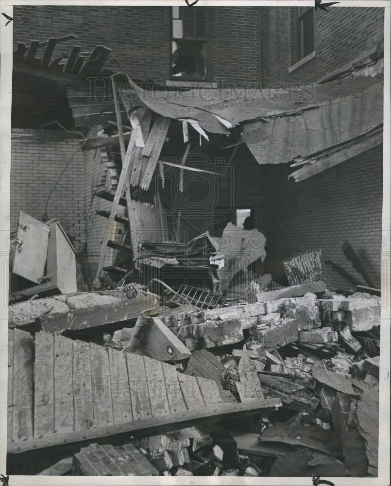 1947 Press Photo Detroit Engine House 12 Fire Explosion - Historic Images