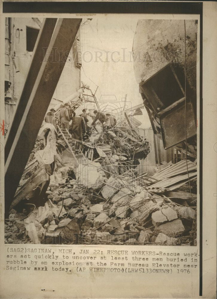 1976 Press Photo Farm Bureau Elevator Explosion Saginaw - Historic Images
