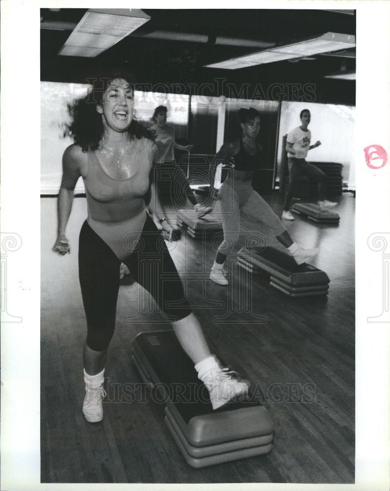 1990 Press Photo Andrea Bernstein bench stepping - Historic Images