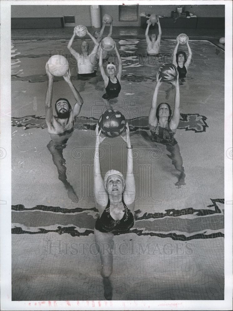 1977 Press Photo Exercise Teacher Workout Pool Ball - Historic Images