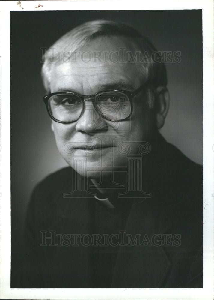 1983 Press Photo Rev Howard Gray SJ Detroit Jesuit - Historic Images