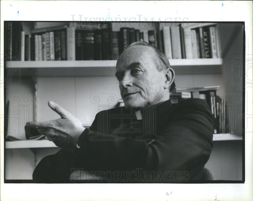 1990 Press Photo Reverend Andrew Greeley, author - Historic Images