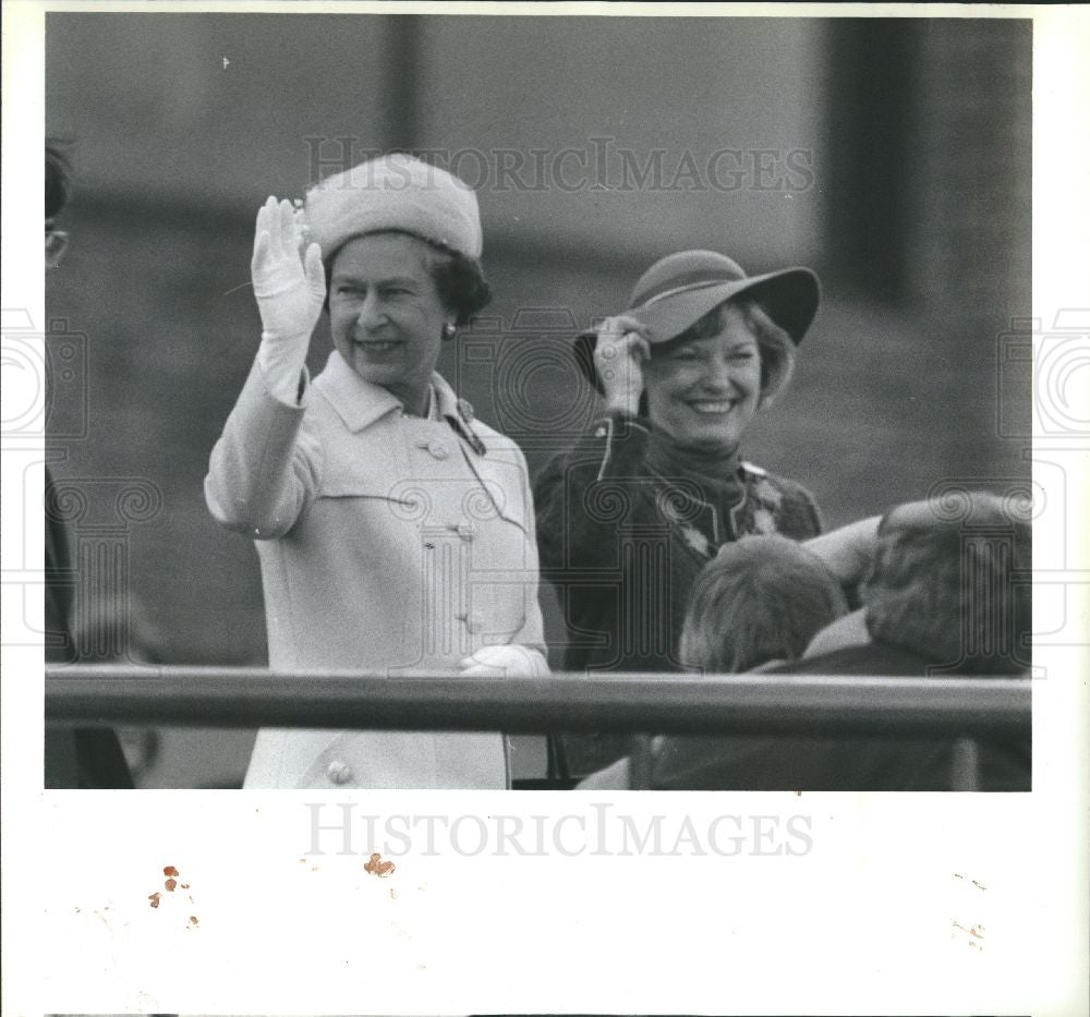 1984 Press Photo Queen Elizabeth Kishkon Mayor Windsor - Historic Images