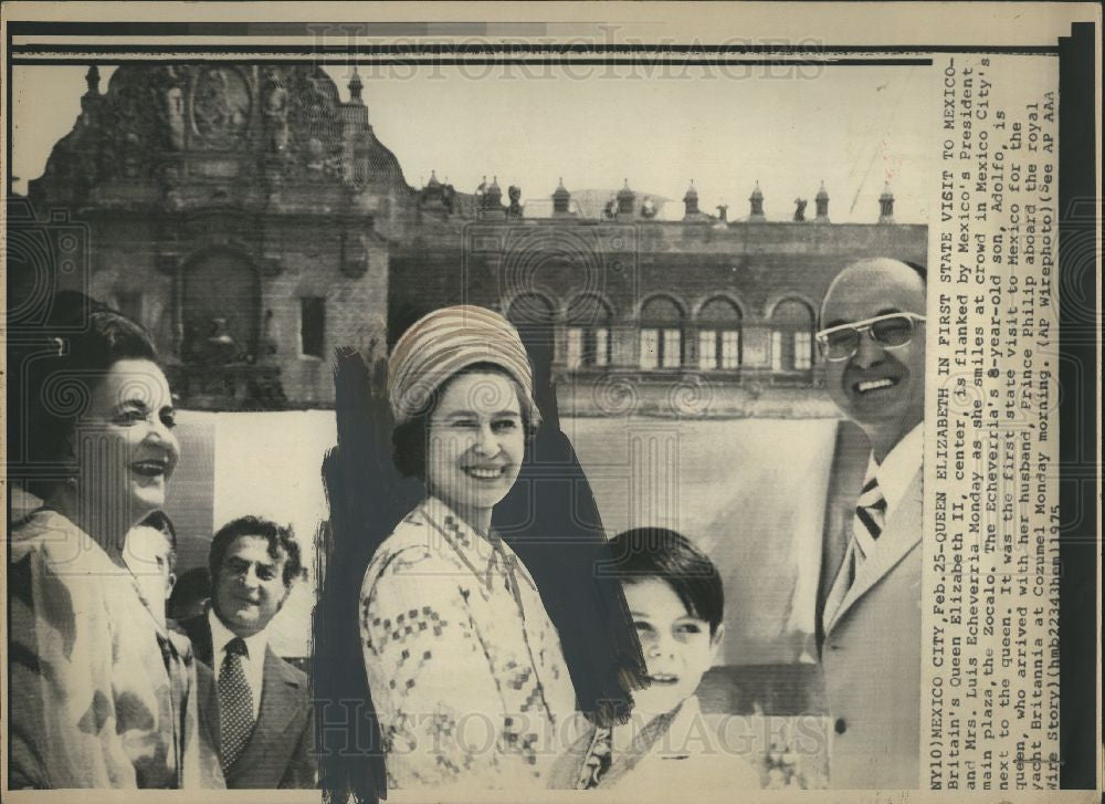 1975 Press Photo Queen Elizabeth II Mrs. Echeverria - Historic Images