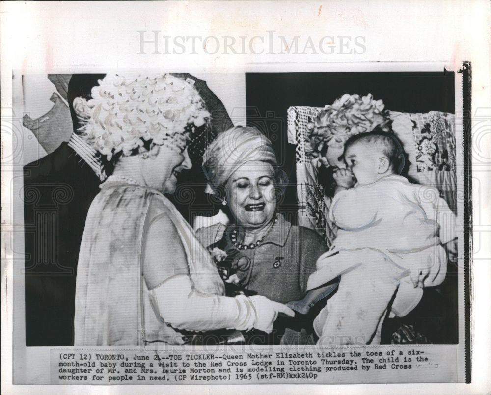 1965 Press Photo Queen Mother Elizabeth tickles baby - Historic Images