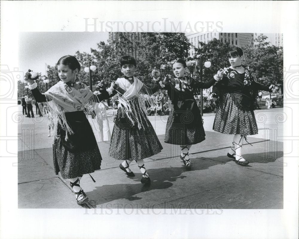 1977 Press Photo Ethnic Festival Latin Detroit 1977 - Historic Images