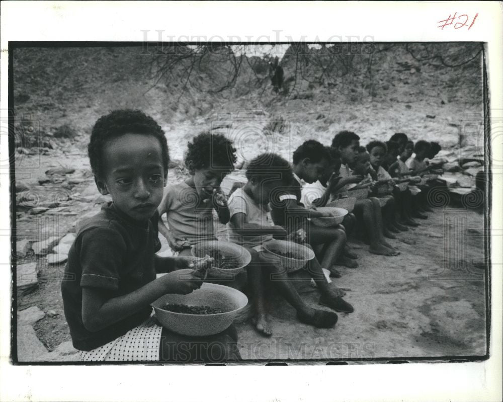1990 Press Photo Eritrean orphans breakfast food war - Historic Images