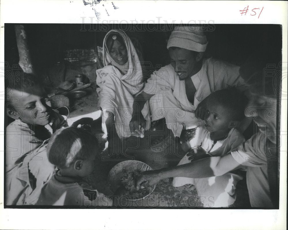 1990 Press Photo Eritrean refugee family Nakfa porridge - Historic Images
