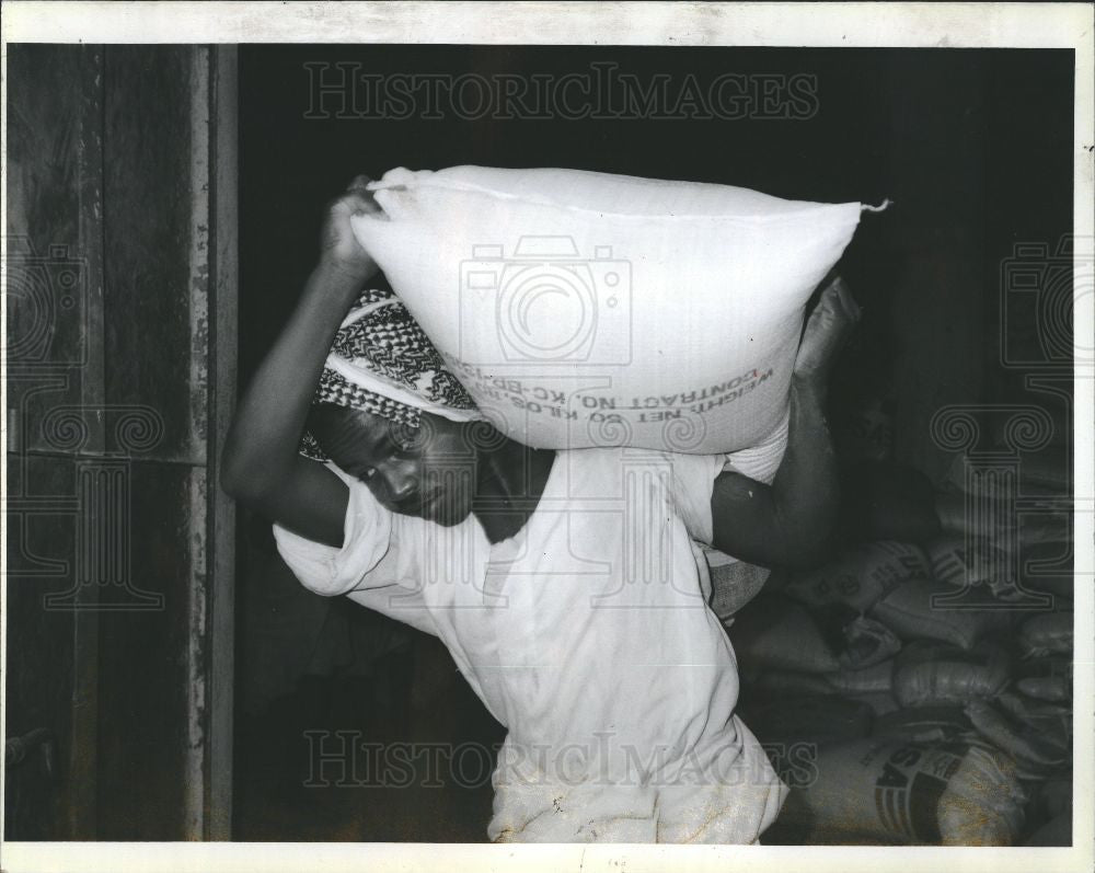 1990 Press Photo grain, relief center - Historic Images