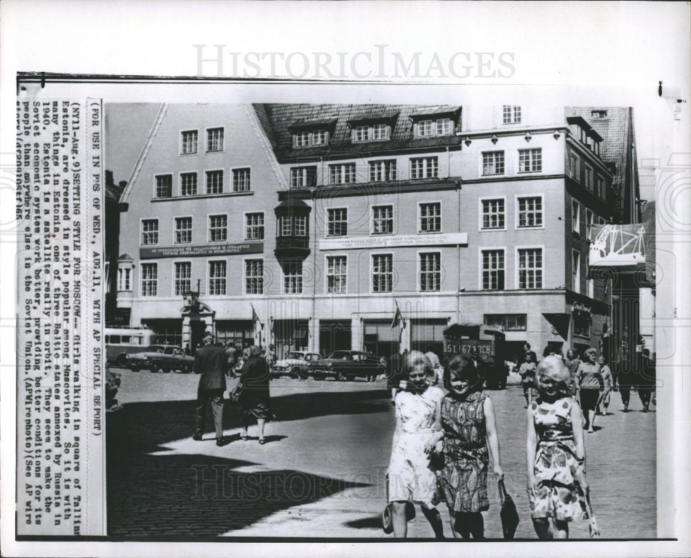 1965 Press Photo Girls Tallinn Estonia style economy - Historic Images