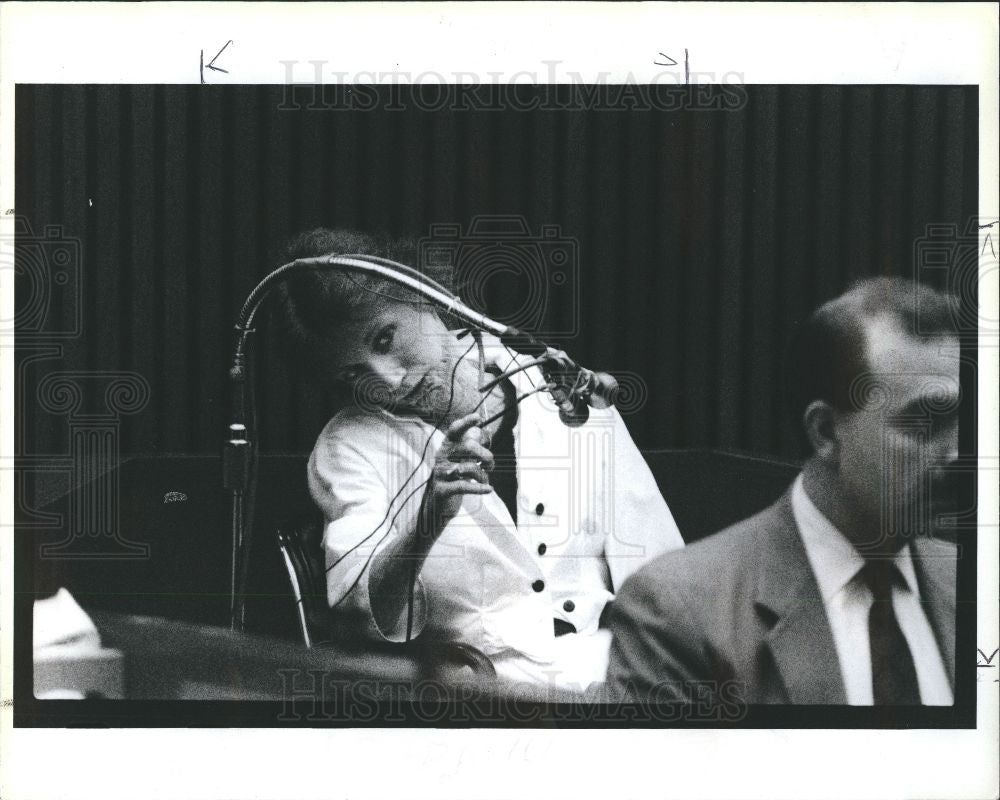 1990 Press Photo Kristen Grauman testifying - Historic Images